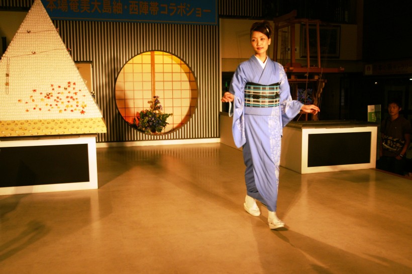 点击大图看下一张：日本和服表演图片