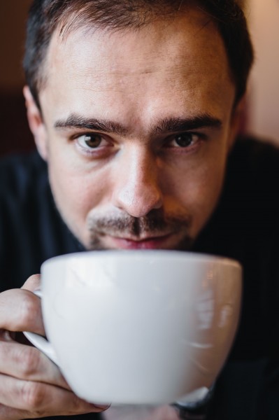 点击大图看下一张：喝咖啡的男人图片