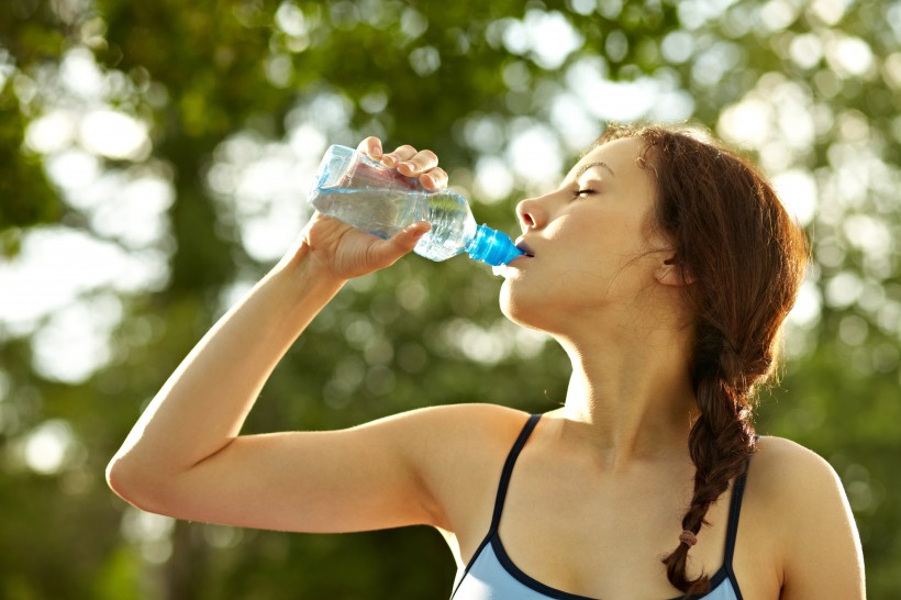 点击大图看下一张：喝纯净水的美女图片