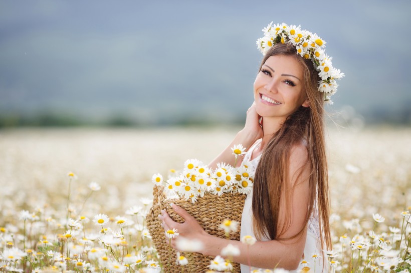 点击大图看下一张：花丛中的美女图片