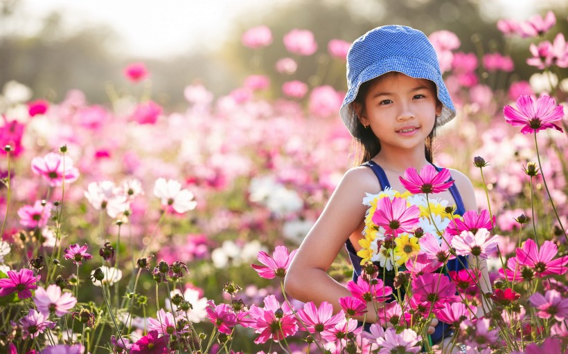 点击大图看下一张：花丛中的小女孩儿图片