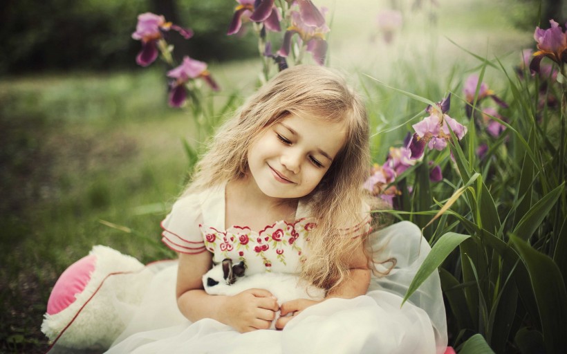 点击大图看下一张：花丛中的小女孩儿图片