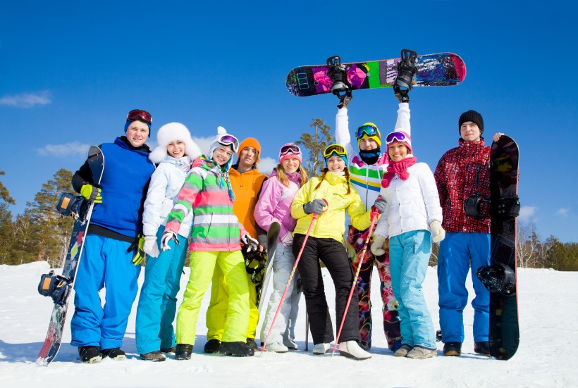 点击大图看下一张：开心滑雪的一家人图片