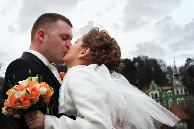 点击大图看下一张：新郎和新娘浪漫婚礼图片