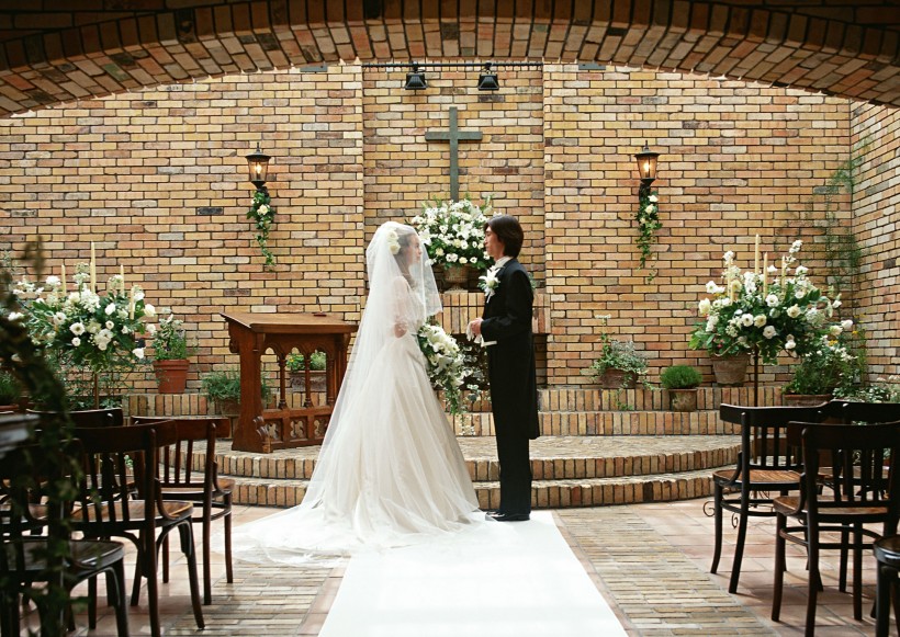 点击大图看下一张：婚礼现场新郎新娘图片