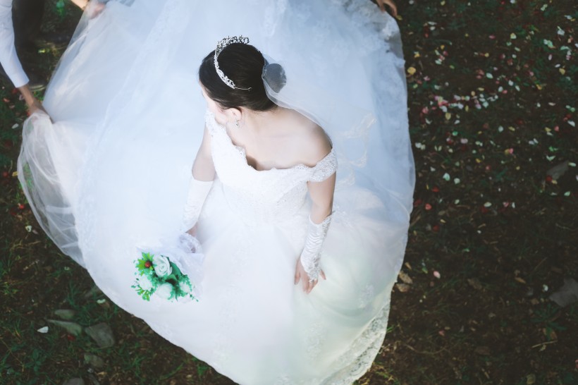 点击大图看下一张：穿着婚纱的美丽新娘图片