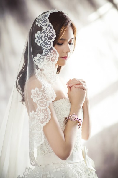 点击大图看下一张：穿婚纱的新娘图片