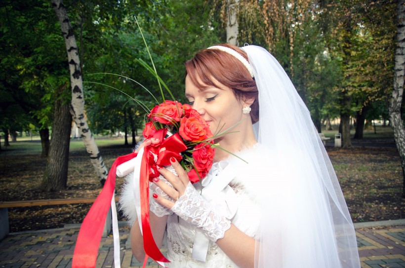 点击大图看下一张：穿婚纱的新娘图片