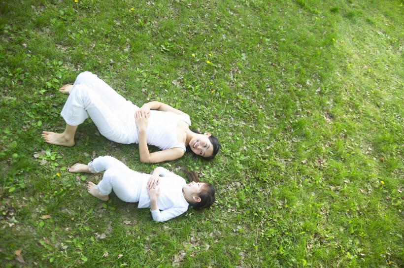 点击大图看下一张：户外草地瑜伽图片