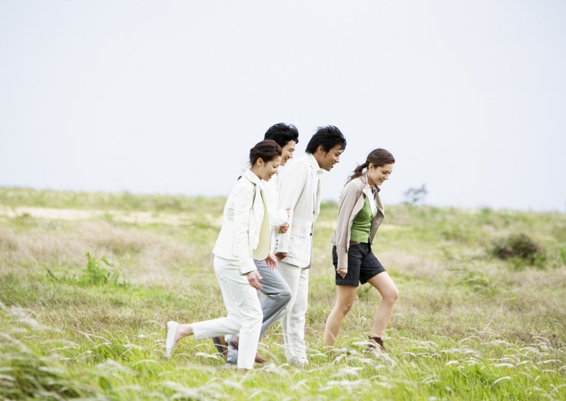 点击大图看下一张:驾车出游的年轻人图片