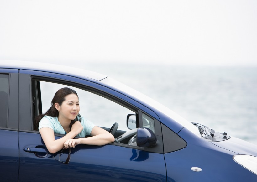 点击大图看下一张：驾车出游的年轻人图片