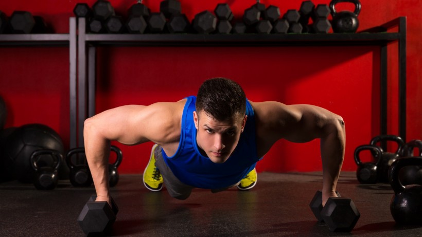 点击大图看下一张：健身房健身的肌肉男图片