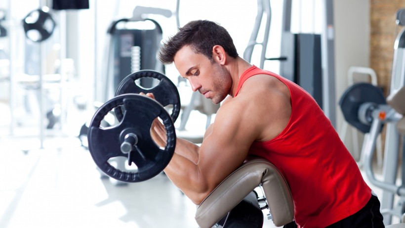 点击大图看下一张：健身房健身的肌肉男图片