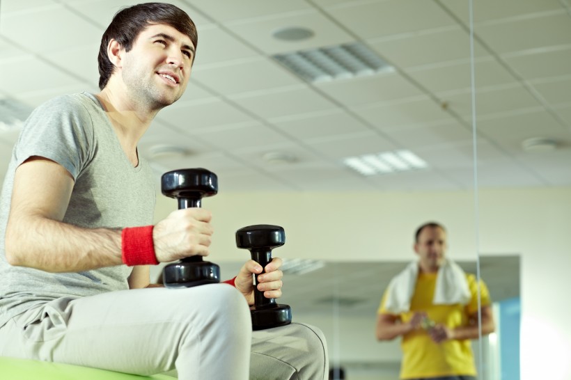 点击大图看下一张：健身的男士图片