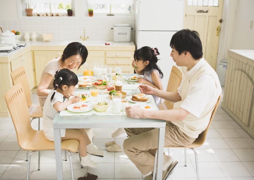 点击大图看下一张：家人餐桌用餐图片