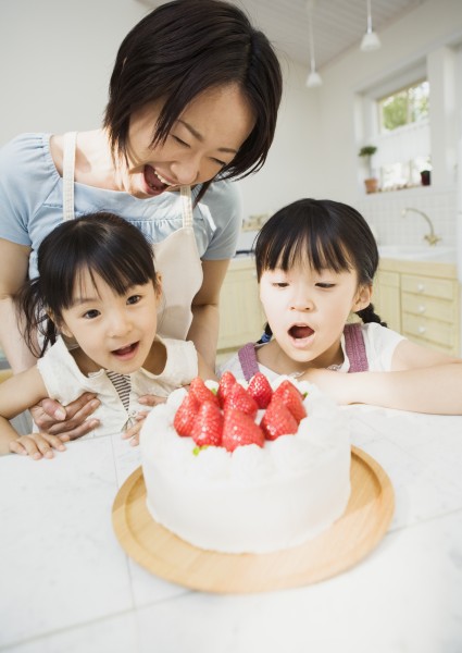 点击大图看下一张：家人动手做蛋糕图片