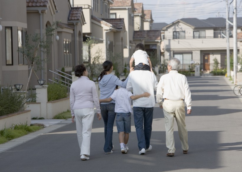 点击大图看下一张:家庭城镇生活图片