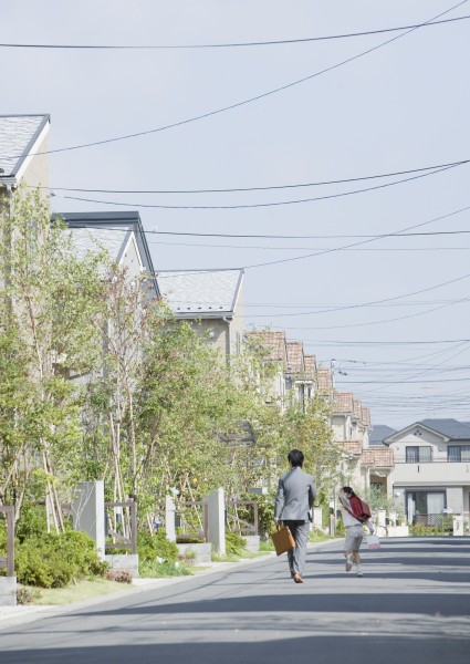 点击大图看下一张：家庭城镇生活图片