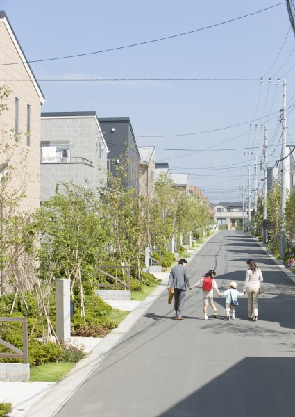 点击大图看下一张：家庭城镇生活图片