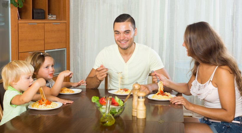点击大图看下一张：餐桌上家庭聚餐的一家人图片