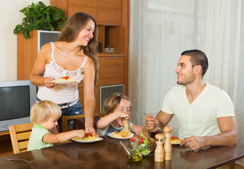 点击大图看下一张：餐桌上家庭聚餐的一家人图片