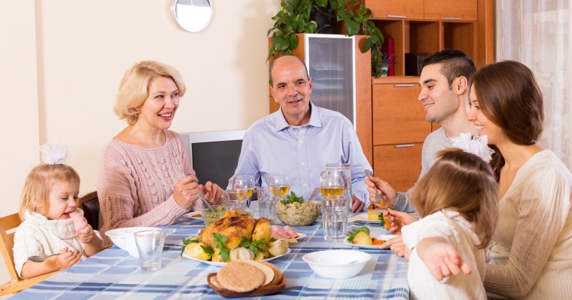 点击大图看下一张：温暖的家庭餐桌上聚餐图片