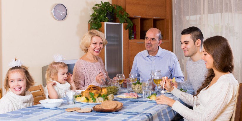 点击大图看下一张：温暖的家庭餐桌上聚餐图片