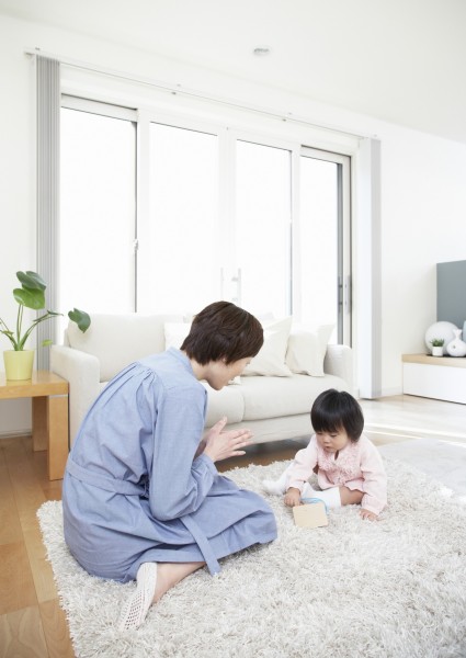 点击大图看下一张：家庭温馨客厅图片