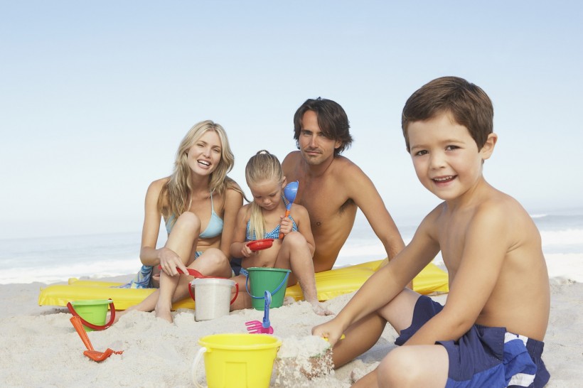 点击大图看下一张：家庭海滩游图片