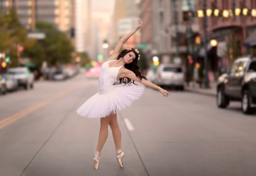 点击大图看下一张：街上的舞者图片