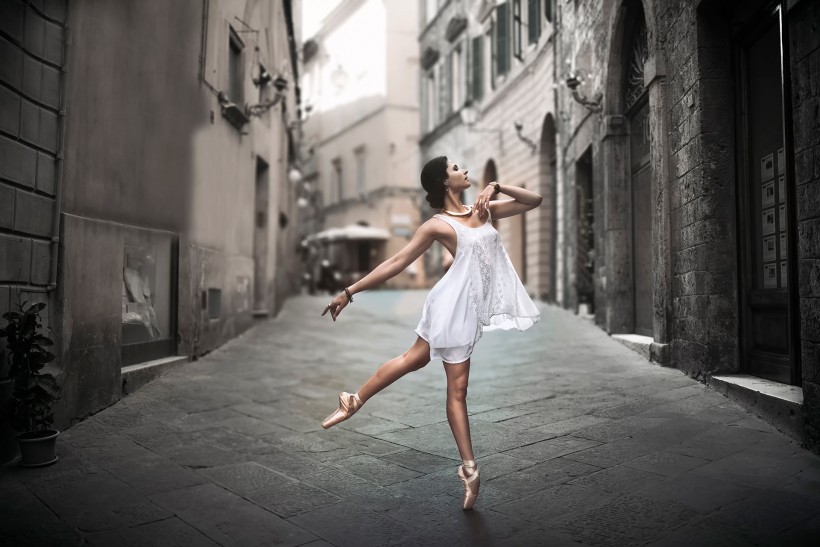 点击大图看下一张：街上的舞者图片