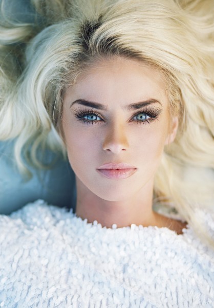 点击大图看下一张:海边的金发美女图片