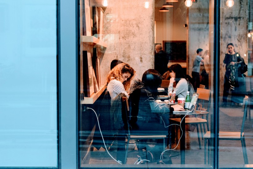 点击大图看下一张：咖啡馆里喝咖啡的人们图片