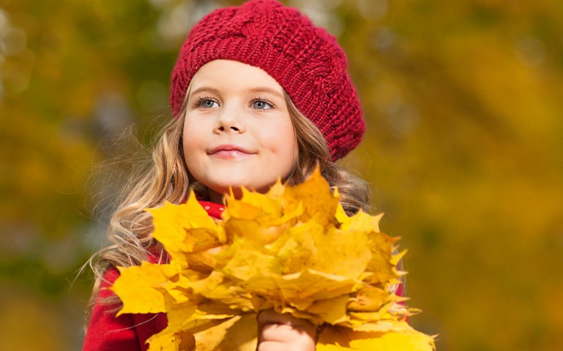 点击大图看下一张：秋天的可爱儿童图片