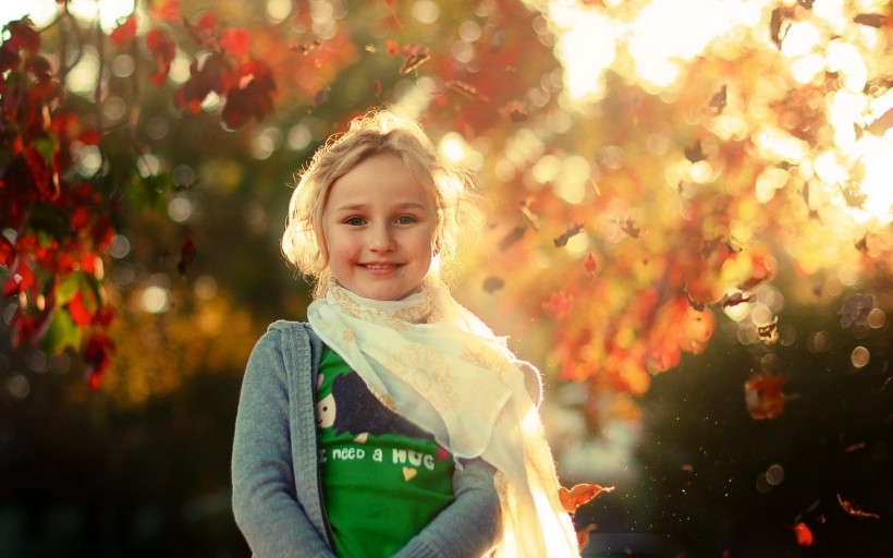 点击大图看下一张：秋天的可爱儿童图片