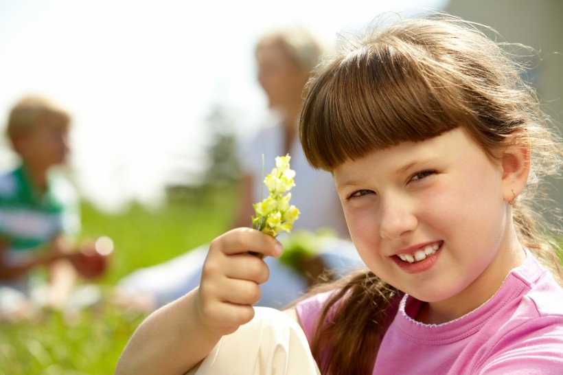 点击大图看下一张：拿着花束的可爱儿童图片