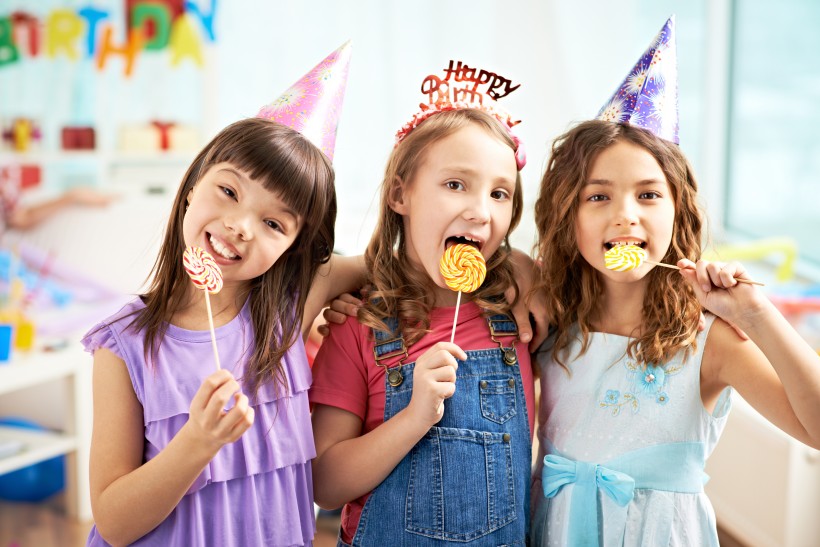 点击大图看下一张：可爱儿童的生日聚会图片