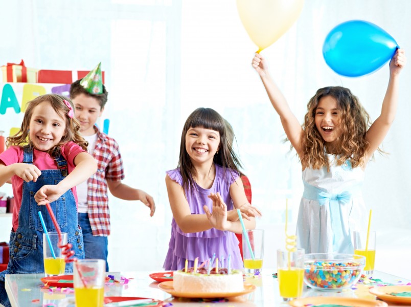 点击大图看下一张：可爱儿童的生日聚会图片