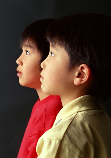 点击大图看下一张：可爱男孩表情特写图片