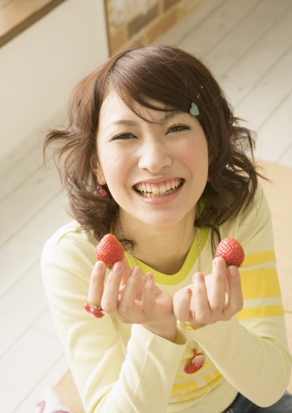 点击大图看下一张：可爱女生和甜点美食图片