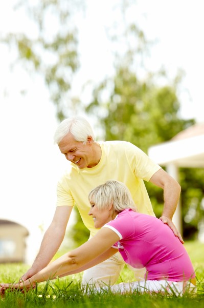 点击大图看下一张：锻炼身体的老年夫妇图片