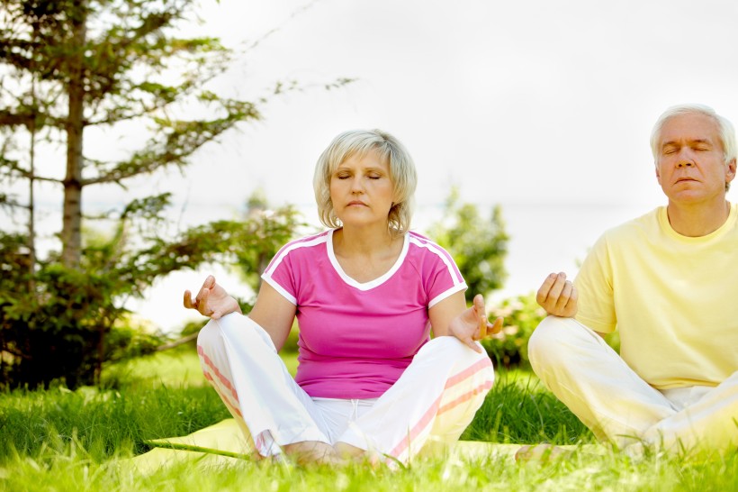 点击大图看下一张：锻炼身体的老年夫妇图片