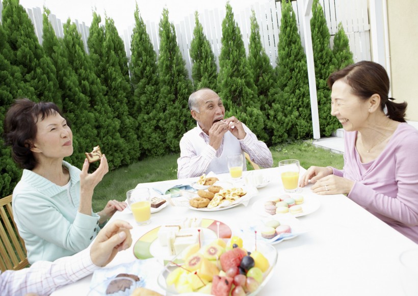 点击大图看下一张：老年人户外聚餐图片