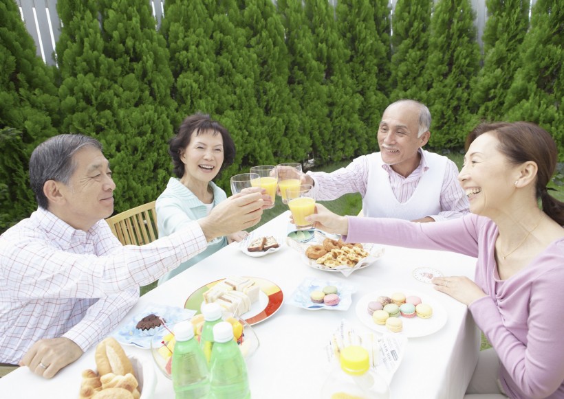 点击大图看下一张：老年人户外聚餐图片