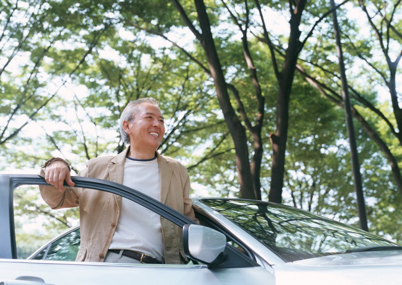 点击大图看下一张：老年人驾车休闲图片