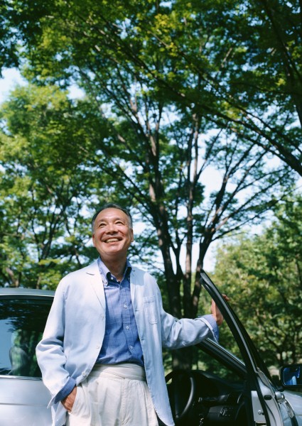 点击大图看下一张:老年人驾车休闲图片