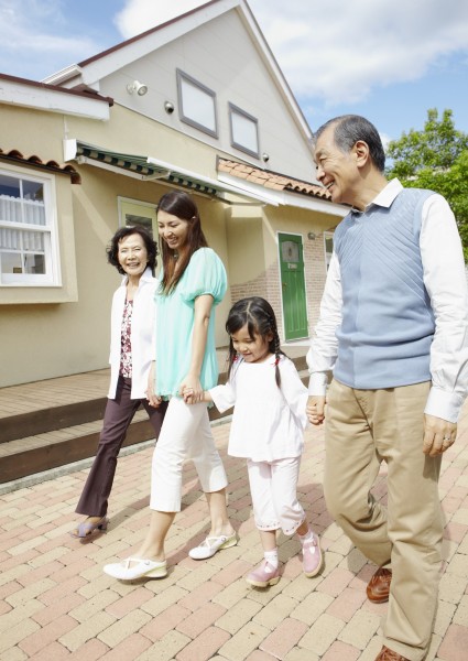 点击大图看下一张：老年人和家人休闲图片