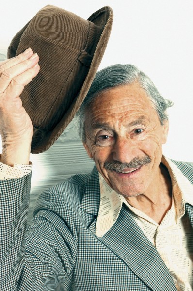 点击大图看下一张：老年人姿态图片