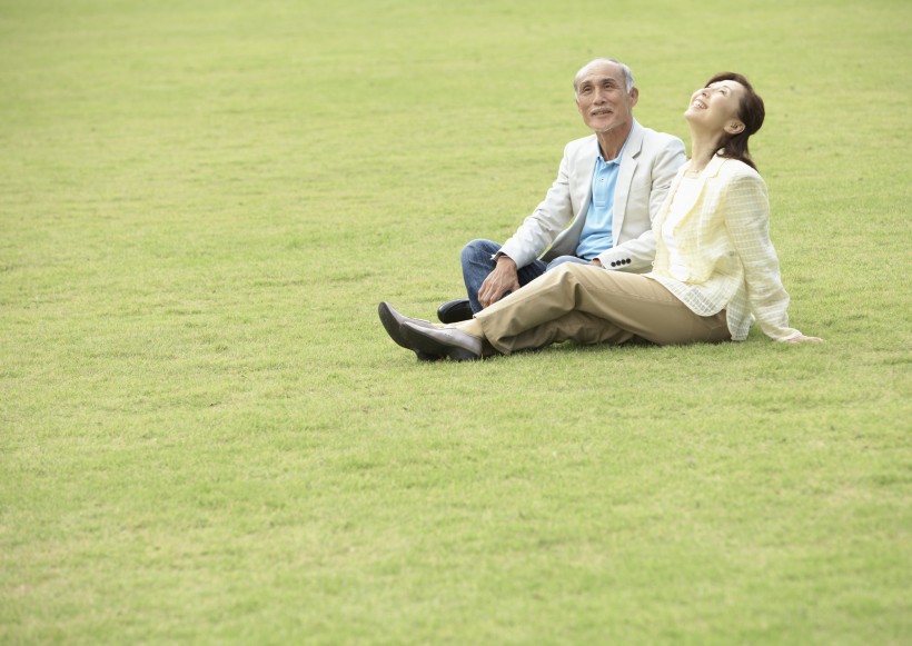 点击大图看下一张：老人在户外草地休闲运动图片