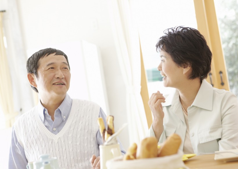 点击大图看下一张：老人和家人幸福图片